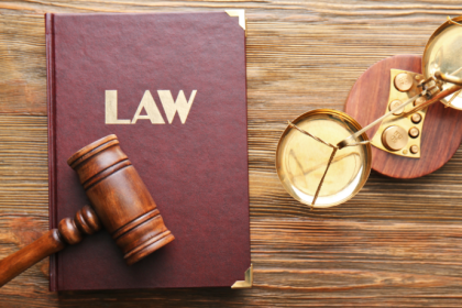 Hebron Costa Cruz de Oliveira destaca a pesquisa acadêmica como instrumento essencial para o pensamento crítico e a evolução do Direito.