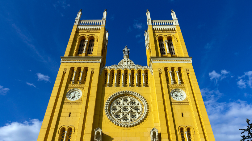 Uma reflexão de Jose Eduardo De Oliveira e Silva sobre como as instituições religiosas influenciam valores éticos e a coesão social.