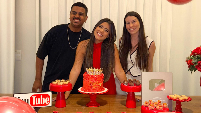 Jaque Sobrinho comemora uma década de sucesso no YouTube em um culto emocionante — Non Stop.