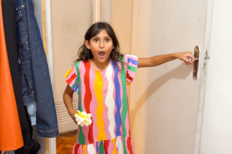 O novo episódio da Non Stop destaca a reação encantadora de uma fã ao receber Jaque Sobrinho em sua casa.