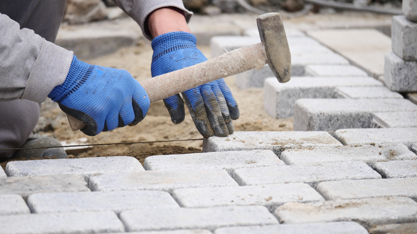 Boas práticas de instalação, drenagem adequada e manutenção correta são decisivas para evitar patologias em pavers — entenda os pontos-chave com Valderci Malagosini Machado.