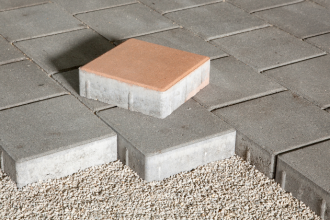 Como prevenir manchas, eflorescência e desgaste precoce em pavers? Veja os cuidados técnicos e preventivos que prolongam a vida útil do pavimento com Valderci Malagosini Machado.