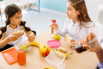 Em Como a alimentação pode influenciar na qualidade de vida de pessoas autistas? Veja com Alexandre Costa Pedrosa, equilíbrio e acompanhamento profissional contribuem para o bem-estar.