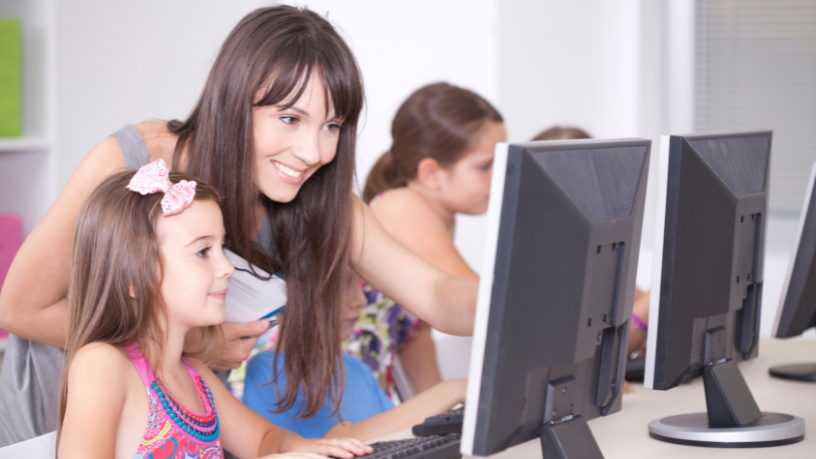 A partir da análise de Sérgio Bento De Araújo, a tecnologia surge como ponte entre física, matemática e o interesse dos estudantes.