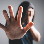 Influenciador digital denunciado por agressão em Juiz de Fora: o impacto das redes sociais na responsabilização de casos de violência