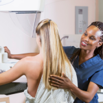 Ao abordar o intervalo entre mamografias, Vinicius Tadeu Sattin Rodrigues explica como a frequência ideal deve considerar idade, histórico familiar e fatores de risco individuais.