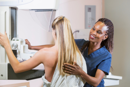 Ao abordar o intervalo entre mamografias, Vinicius Tadeu Sattin Rodrigues explica como a frequência ideal deve considerar idade, histórico familiar e fatores de risco individuais.