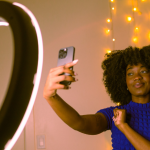 Criadores de conteúdo não querem ser chamados de influencers: identidade, insegurança e o futuro da economia digital