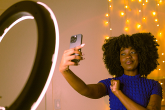 Criadores de conteúdo não querem ser chamados de influencers: identidade, insegurança e o futuro da economia digital