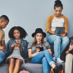 Brasileiros passam mais tempo nas redes sociais do que na TV: o que isso revela sobre o futuro dos influenciadores no país