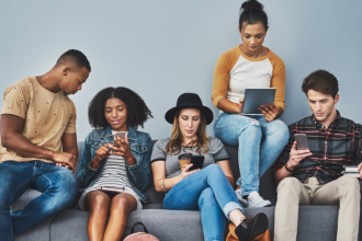 Brasileiros passam mais tempo nas redes sociais do que na TV: o que isso revela sobre o futuro dos influenciadores no país