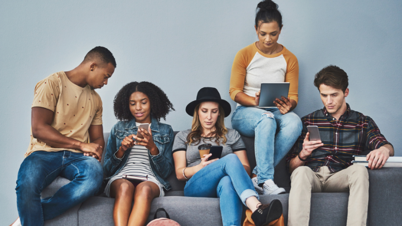 Brasileiros passam mais tempo nas redes sociais do que na TV: o que isso revela sobre o futuro dos influenciadores no país