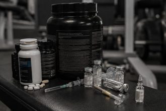 Anabolizantes nas Redes Sociais: Quando o Espetáculo do Corpo Esconde os Riscos Reais à Saúde