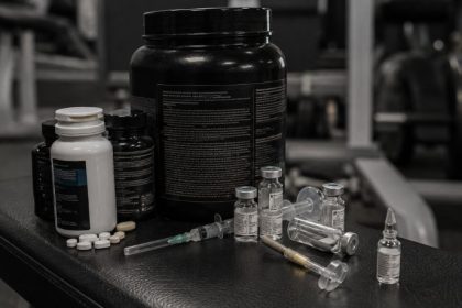 Anabolizantes nas Redes Sociais: Quando o Espetáculo do Corpo Esconde os Riscos Reais à Saúde