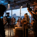 Criadores produzem vídeos em um espaço presencial dedicado à música, ao entretenimento e à cultura digital.