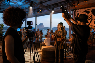 Criadores produzem vídeos em um espaço presencial dedicado à música, ao entretenimento e à cultura digital.