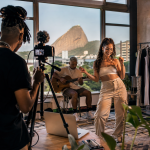 Criadores produzem vídeos em um espaço contemporâneo dedicado à música, ao entretenimento e à cultura digital.